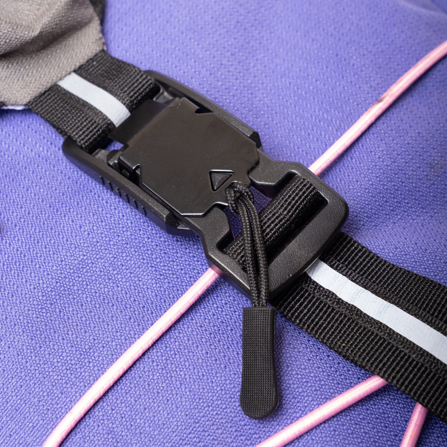 Close-up of the buckle on the TREQ WILDFLARE Trail 22L Outdoor Backpack, highlighting its robust construction and functional design.